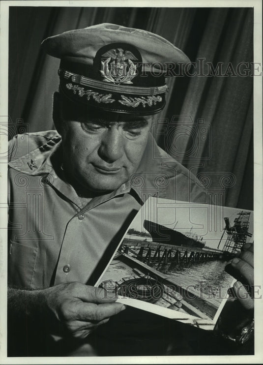 1973 Press Photo Capt. Ernest Kachikis of Milwaukee & picture of his ship- Historic Images