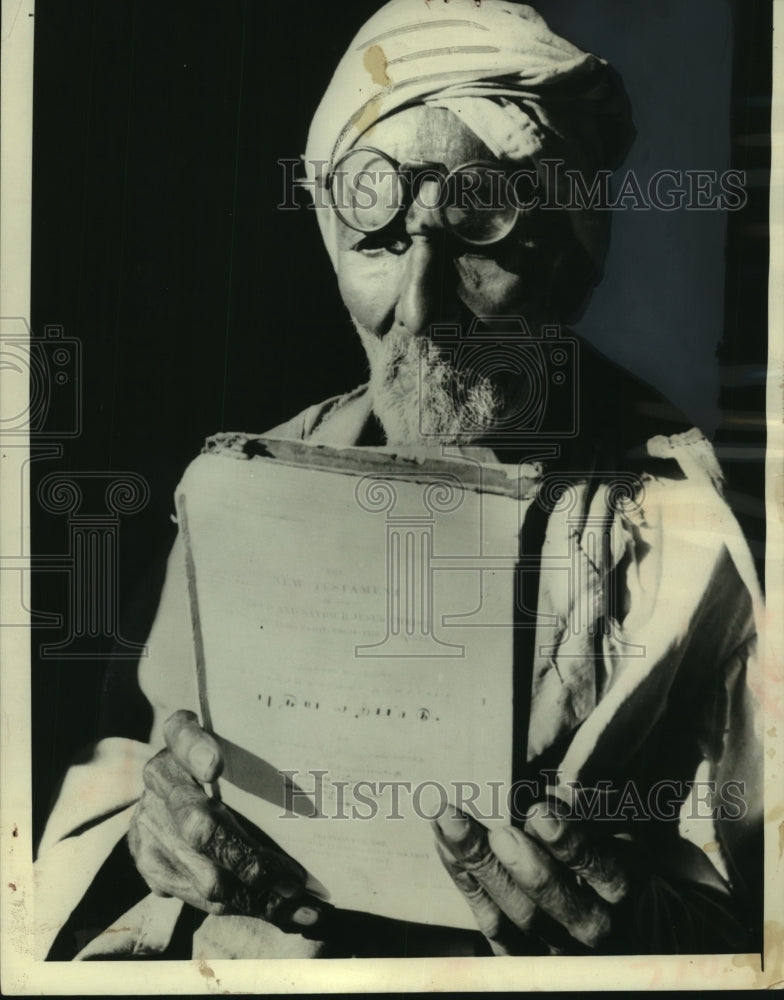 1957 Press Photo Elder holding New Testament text translated into Tamil, India- Historic Images