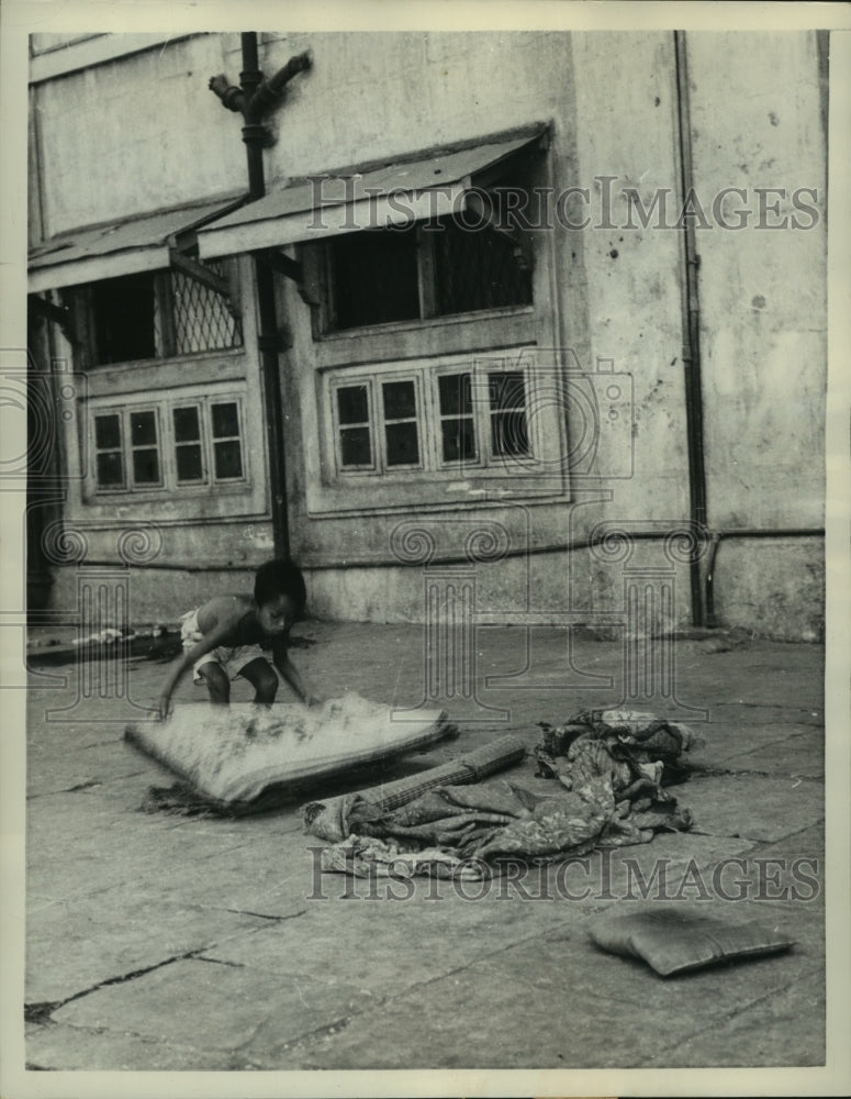 1958 Press Photo Poor living conditions in Bombay, India - mjb84364- Historic Images