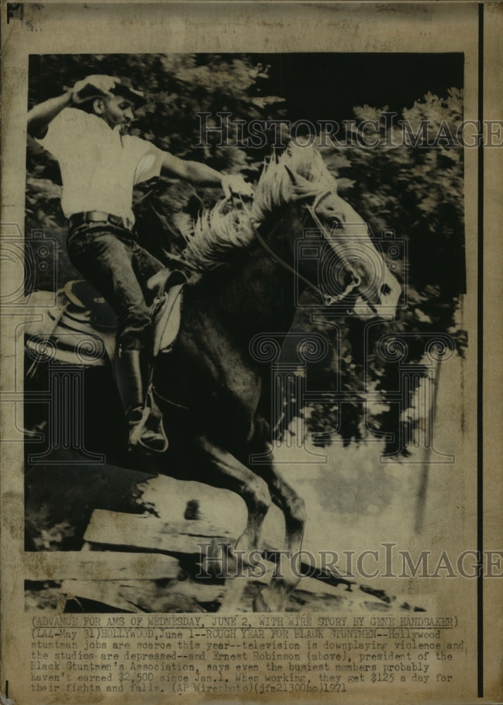 1971 Press Photo Ernest Robinson, black stuntman, says Hollywood jobs are scarce- Historic Images