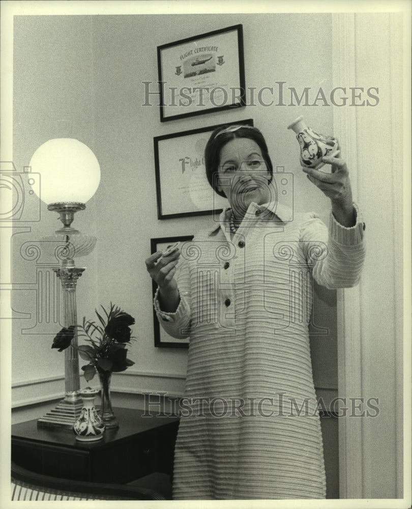 1967 Press Photo Mrs. Mary Kaltman, antique buyer, studies White House item- Historic Images