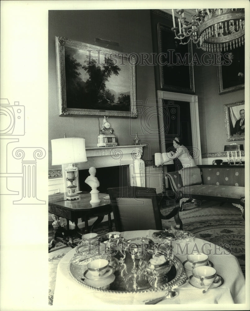 1967 Press Photo Ms. Mary Kaltman straightens stand in Red Room of White House