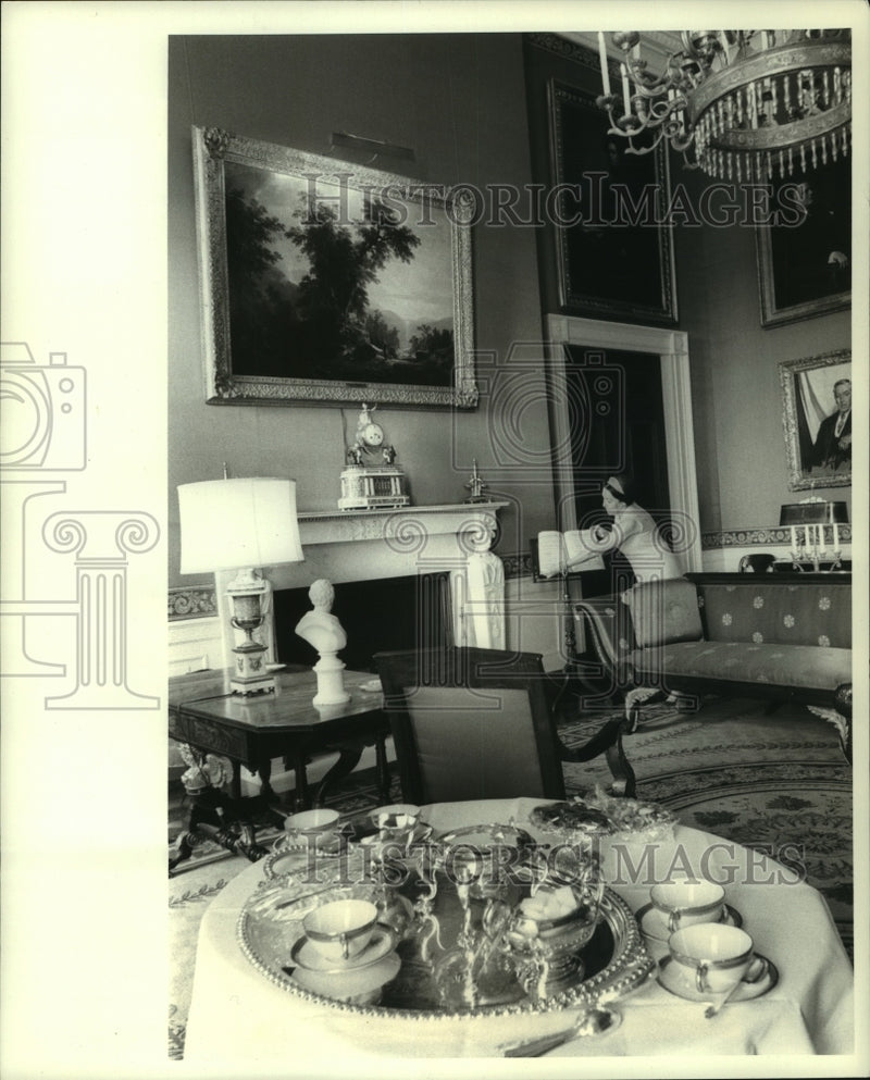 Load image into Gallery viewer, 1967 Press Photo Ms. Mary Kaltman straightens stand in Red Room of White House
