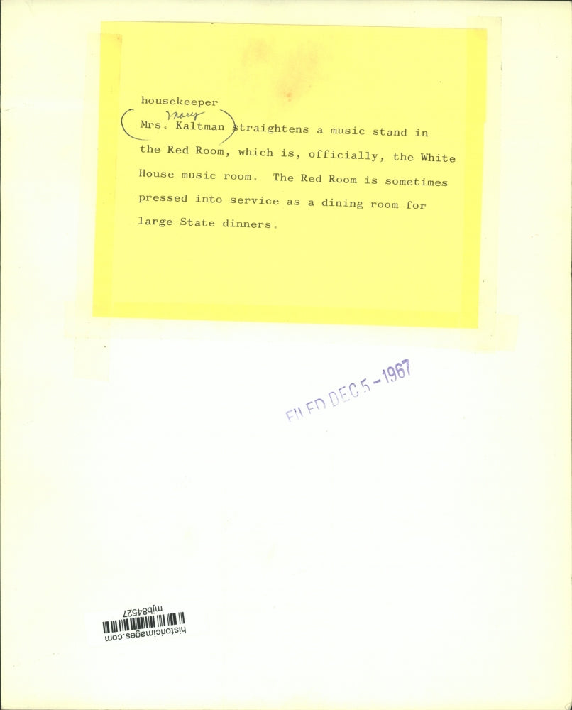 1967 Press Photo Ms. Mary Kaltman straightens stand in Red Room of White House