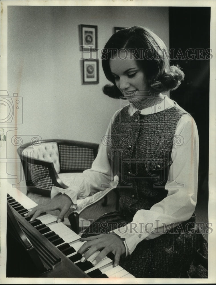 1968 Press Photo Miss Teenage Milwaukee Barbara Jennings plays the piano- Historic Images