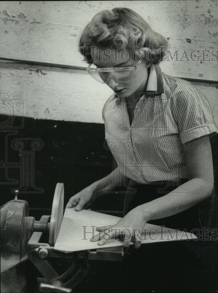 1956 Press Photo Junior Achievement student Mary Ellen Stops sands table tops- Historic Images