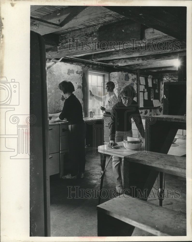 1967 Press Photo Hosts clean kitchen at Red Barn Youth Hostel in Greendale- Historic Images