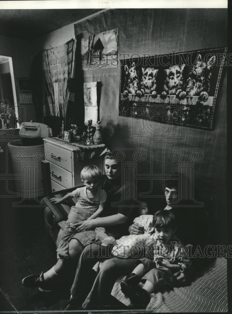 Press Photo Rural Adams County, Wisconsin family living in a three room house