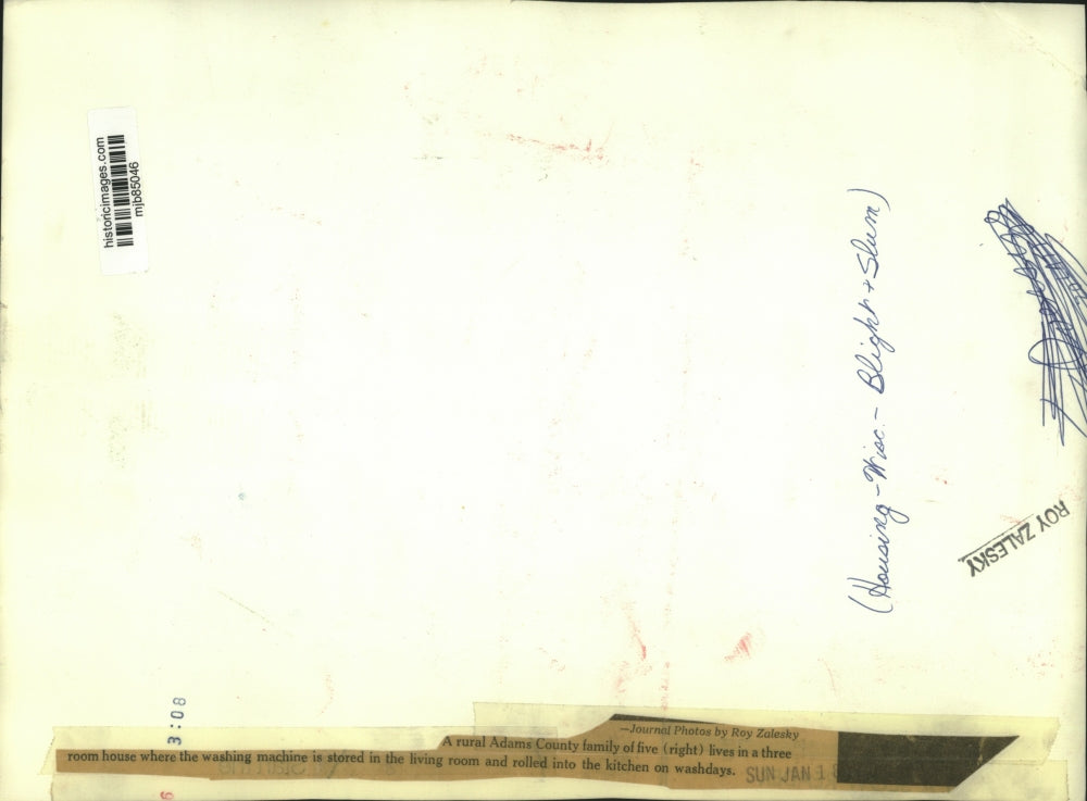 Press Photo Rural Adams County, Wisconsin family living in a three room house