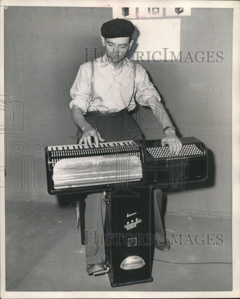 1992 Press Photo Man sits at accordion, electric blower replaces squeezing- Historic Images