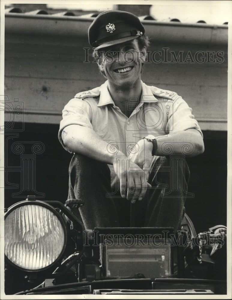 1973 Press Photo Lieutenant Mark Phillips on tank talks to newsmen, Hohne area