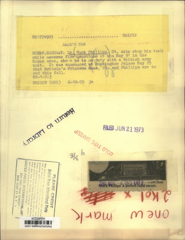 1973 Press Photo Lieutenant Mark Phillips on tank talks to newsmen, Hohne area