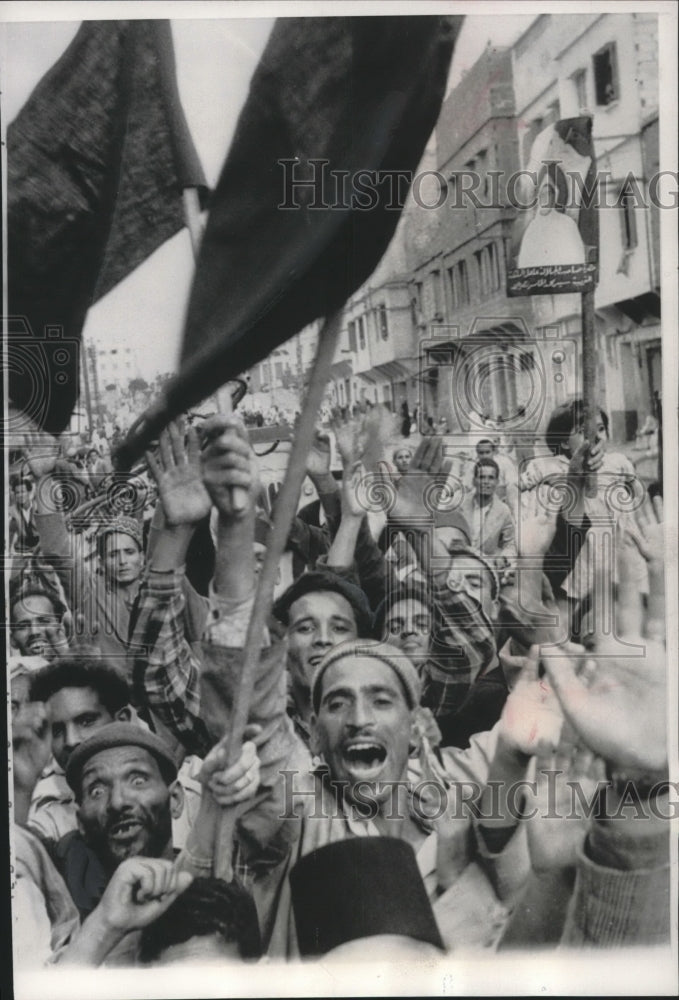 1965 Press Photo Moroccans protested return of exiled Mohammed Ben Youssef.- Historic Images