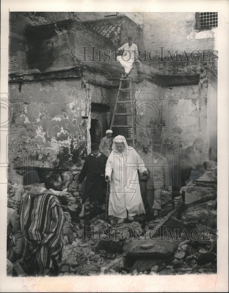 1955 Press Photo Merchants in Morocco walk through ruins after terrorist fire- Historic Images