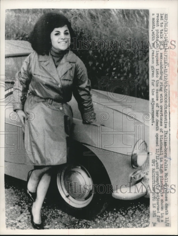 1963 Press Photo Diminutive Italian-born Julia Molley by a car, countryside - Historic Images