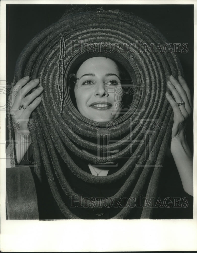 1959 Press Photo Yvonne Muller is peering through 27-foot coil - mjb85503