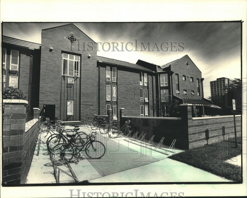 Load image into Gallery viewer, 1987 Press Photo University of Wisconsin - Madison dormitory, Merit Hall

