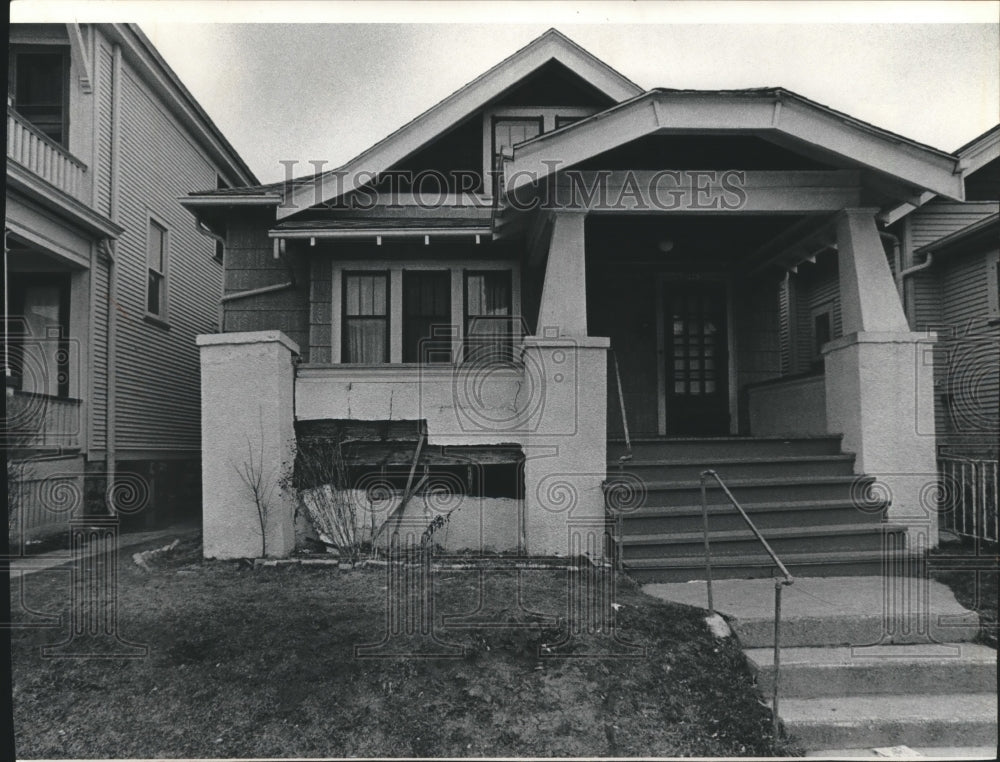 1972 Press Photo Milwaukee-owner of N. 29 St. home promised front porch repair