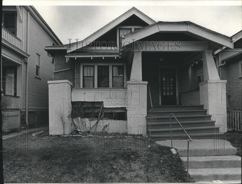 Load image into Gallery viewer, 1972 Press Photo Milwaukee-owner of N. 29 St. home promised front porch repair
