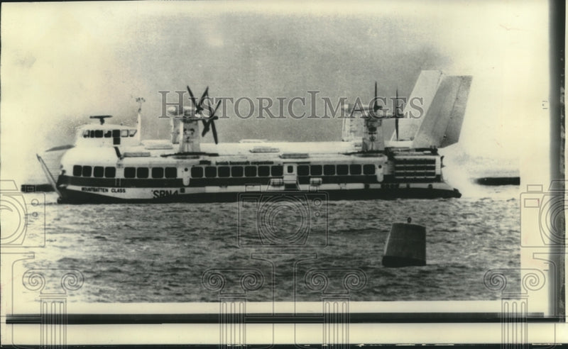 Load image into Gallery viewer, 1968 Press Photo Hovercraft "Mountbatten" travels between England and France

