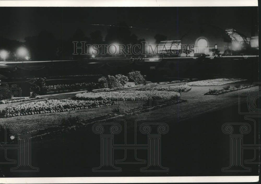 1931 Press Photo &quot;Daylight&quot; illumination at night at Mitchell park, Milwaukee.- Historic Images