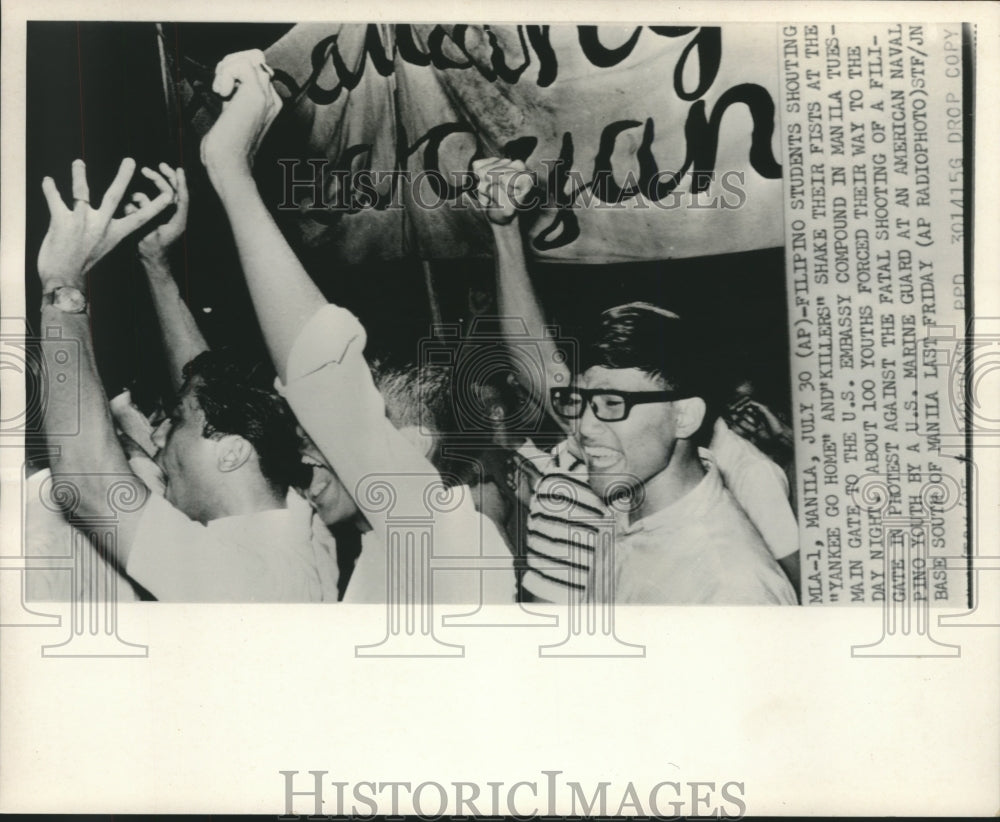 1969 Press Photo Fillipino students demonstrating in front of U.S. Embassy.