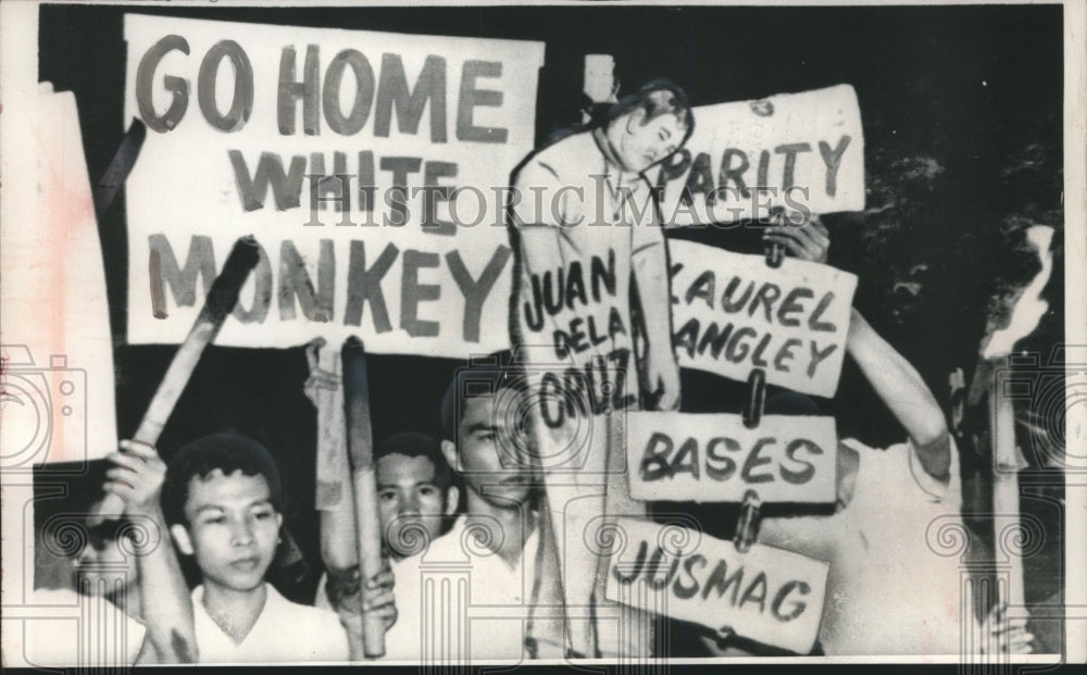 1965 Press Photo Demonstrators burning effigy of Uncle Sam by embassy, Manila.- Historic Images