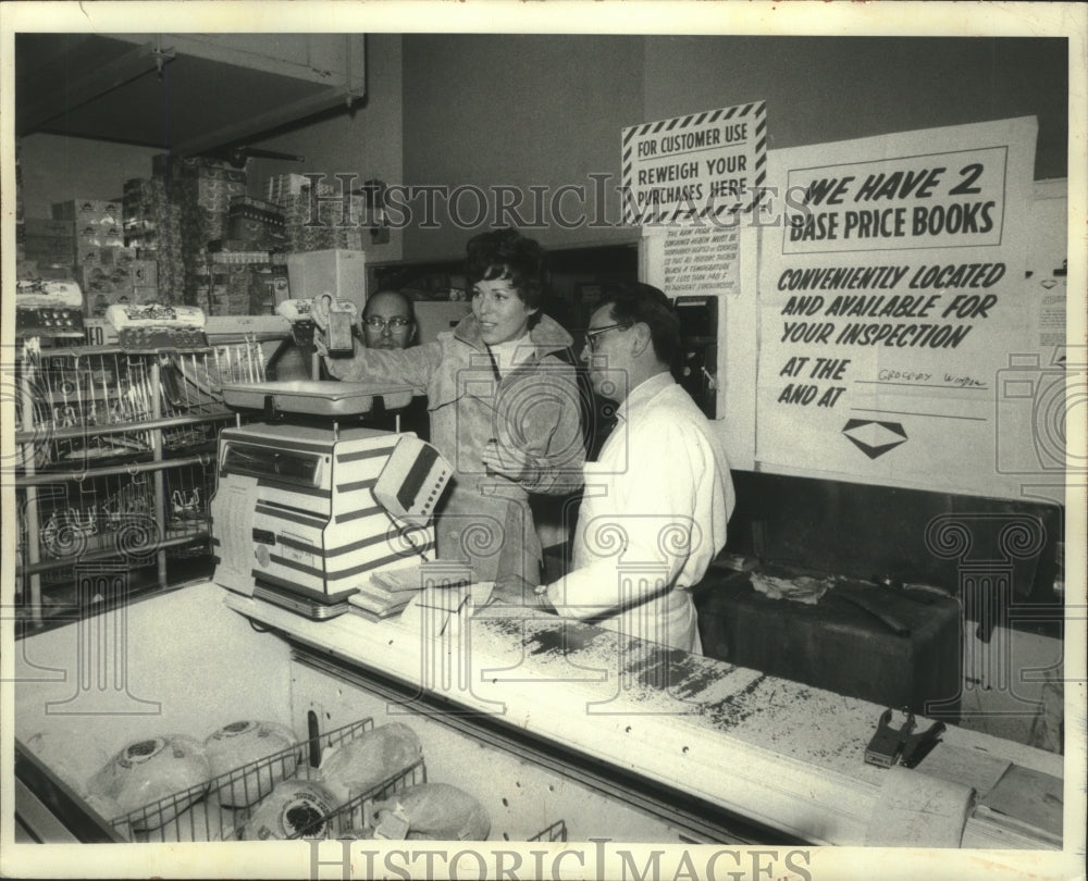 1972 Press Photo Bess Myerson drops in at a city supermarket to check scales
