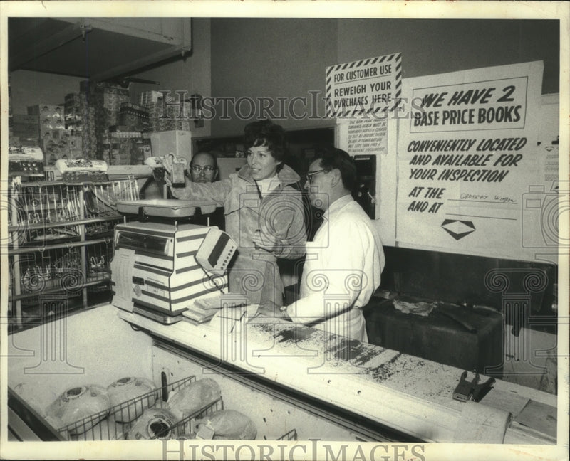 Load image into Gallery viewer, 1972 Press Photo Bess Myerson drops in at a city supermarket to check scales

