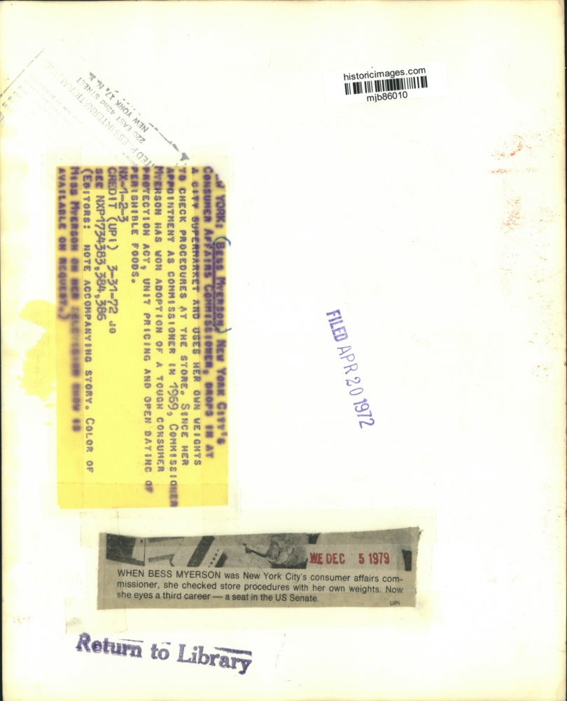 1972 Press Photo Bess Myerson drops in at a city supermarket to check scales