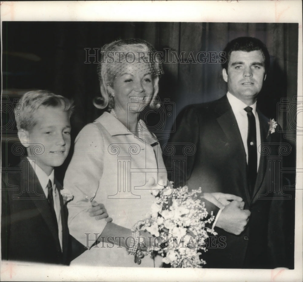1965 Press Photo Former Mrs Dodge, son, husband Dan Moran, St Patrick Cathedral
