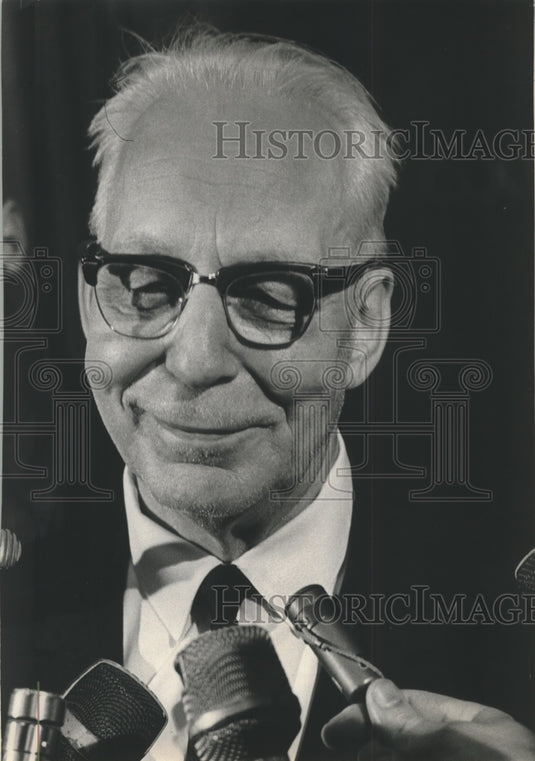 1966 Press Photo Judge Elmer W. Roller announces his decision to reporters- Historic Images