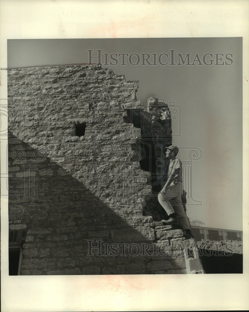 1964 Press Photo Robert Donovan works on Sinsinawa Fort, St. Clara&#39;s academy- Historic Images