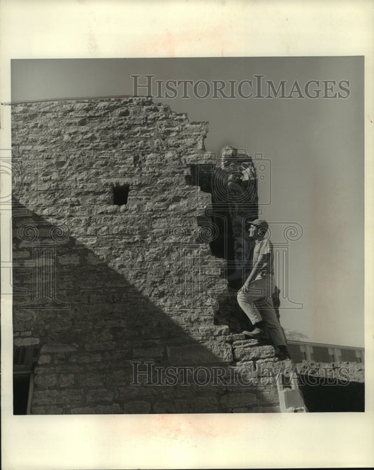 1964 Press Photo Robert Donovan works on Sinsinawa Fort, St. Clara's academy- Historic Images