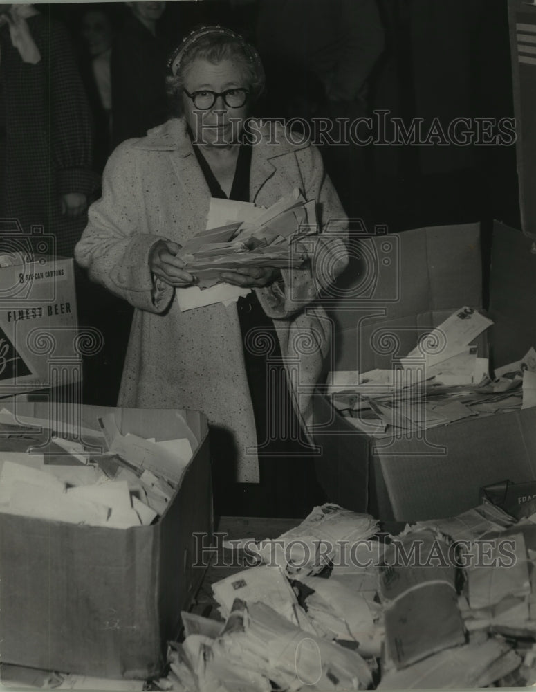 1954 Press Photo Dr. Newcomb deluged by mail after appeal for Lakeland Hospital.- Historic Images