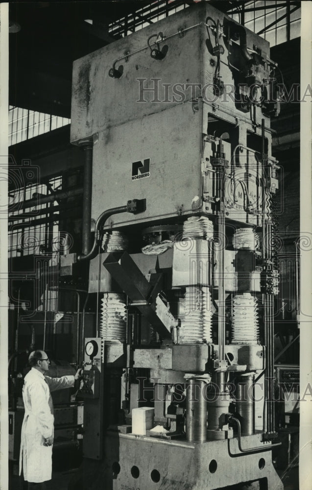 Load image into Gallery viewer, 1965 Press Photo A machine from Nordberg Manufacturing that makes salt blocks.
