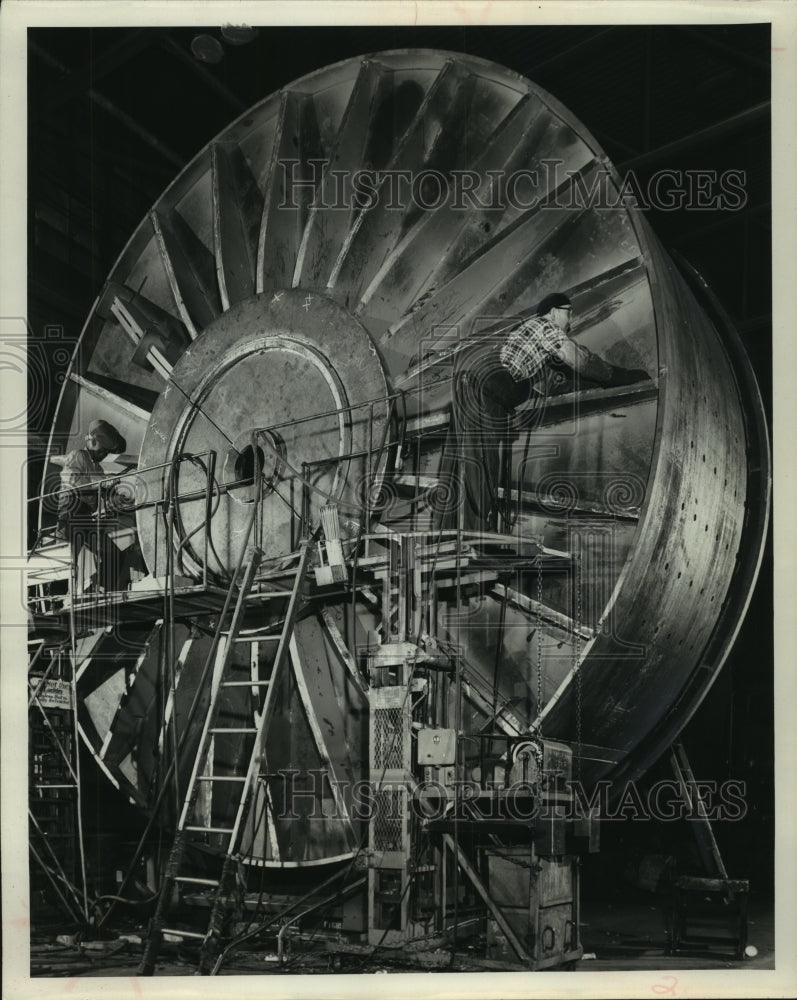 1964 Press Photo Workers at Nordberg Manufacturing welding fins on huge mill.