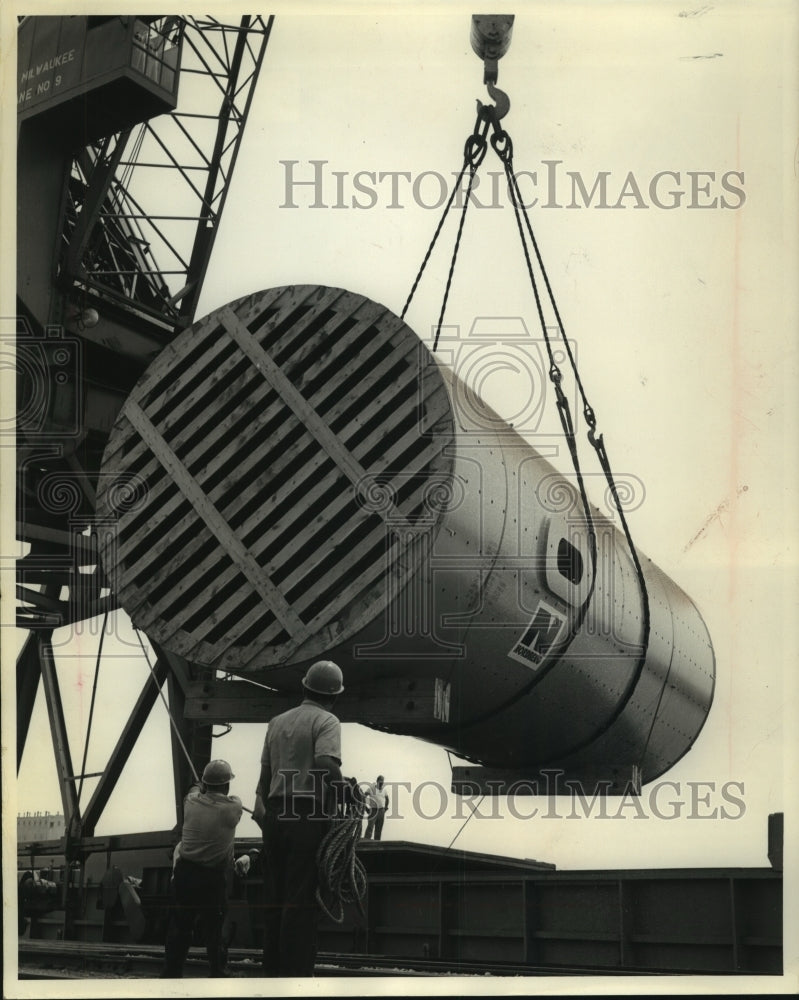 1965 Press Photo At Nordberg Manufacturing, a huge grinding mill is moved.- Historic Images