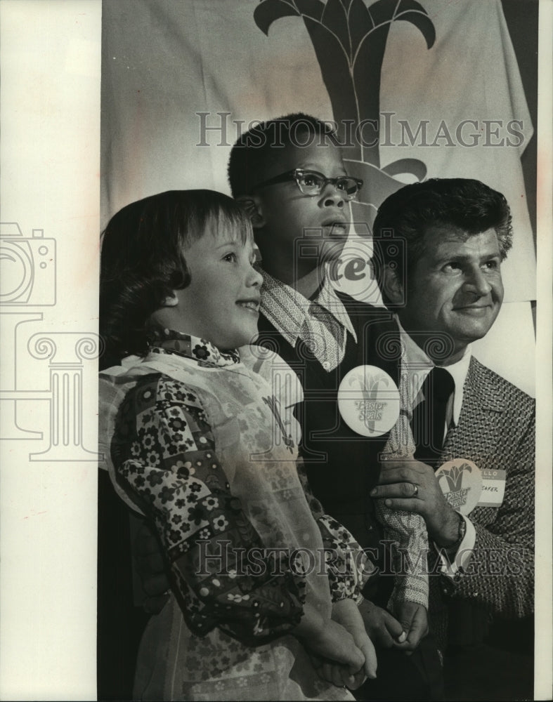 Load image into Gallery viewer, 1972 Press Photo Teri Jo Bennett, Keith Watson, Ira Safer, Easter Seal Milwaukee
