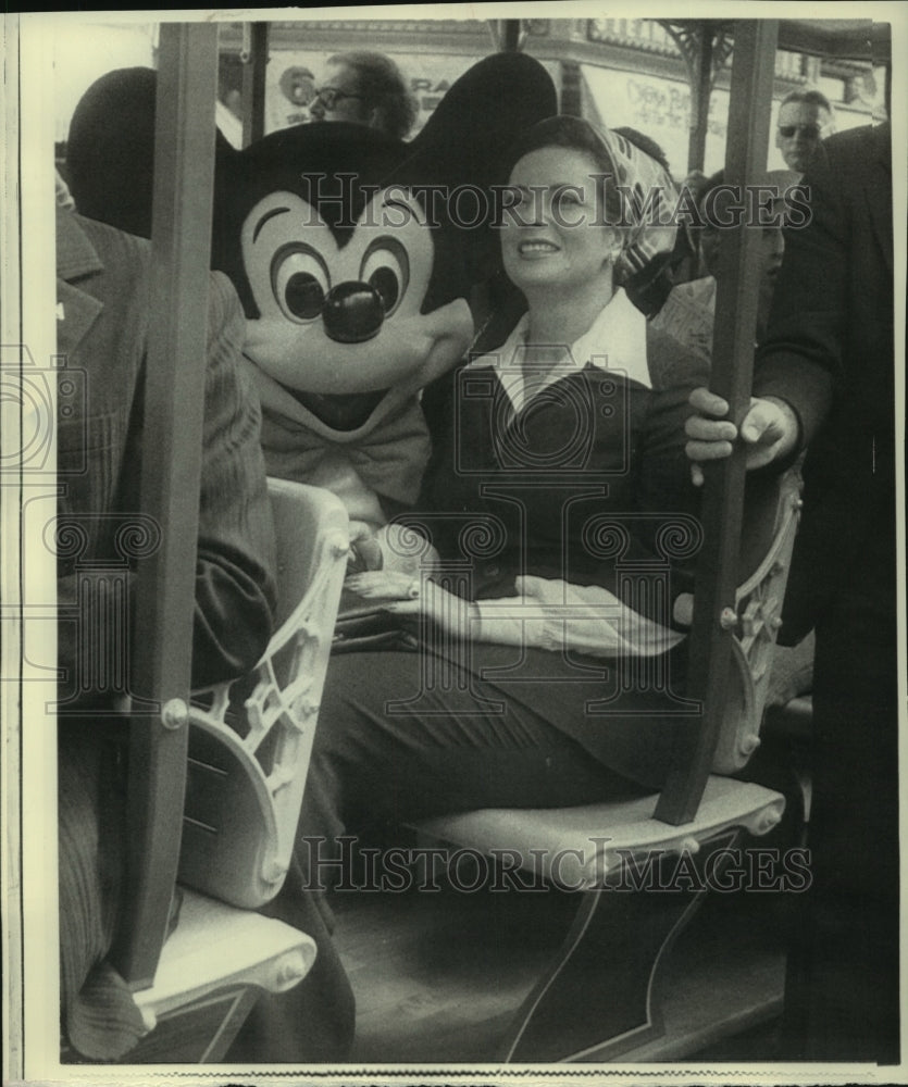 1975 Press Photo Mrs. Anwar Sadat sits next to Micky Mouse in Disney World Tram- Historic Images