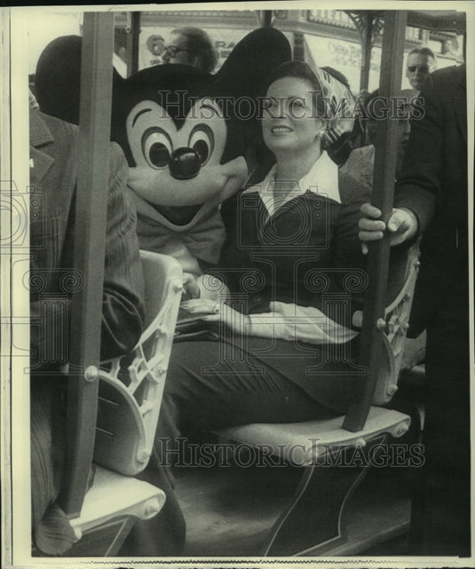 1975 Press Photo Mrs. Anwar Sadat sits next to Micky Mouse in Disney World Tram- Historic Images