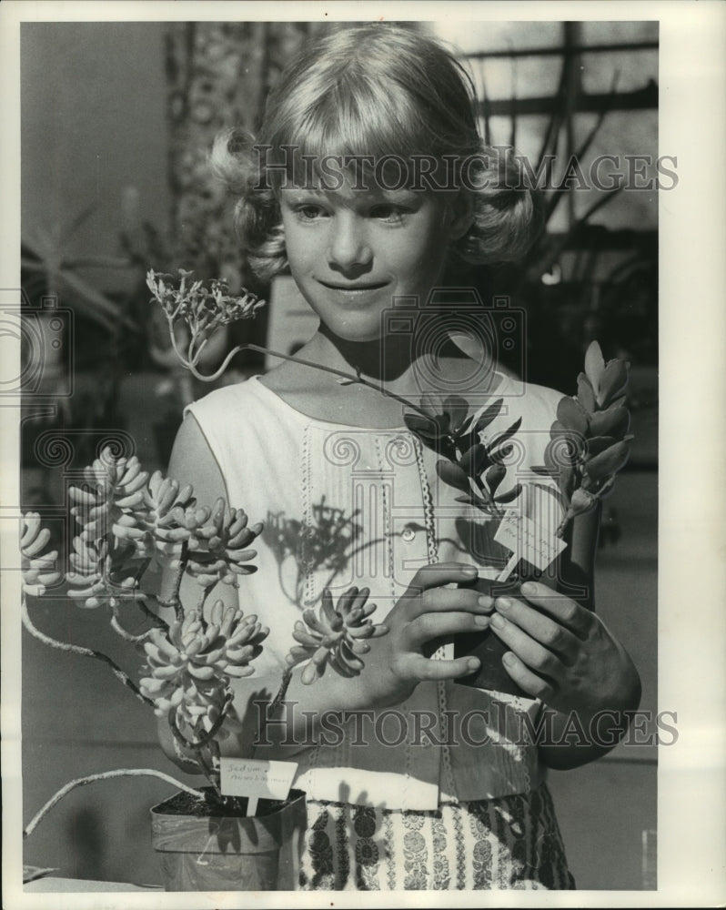1962 Press Photo The Kalanchoe Plant Held by Eight Year Old Nancy Richards- Historic Images