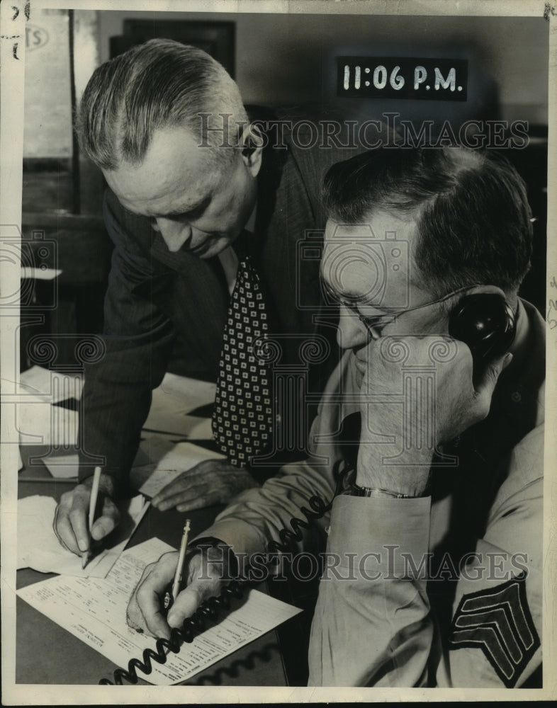 1949 Press Photo George Pitrof taking notes as a police Sargent files report.- Historic Images