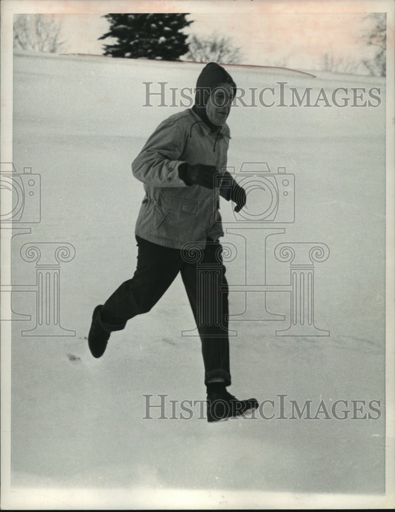 1962 Press Photo Michigan Governor George Romney on a run in the snow- Historic Images