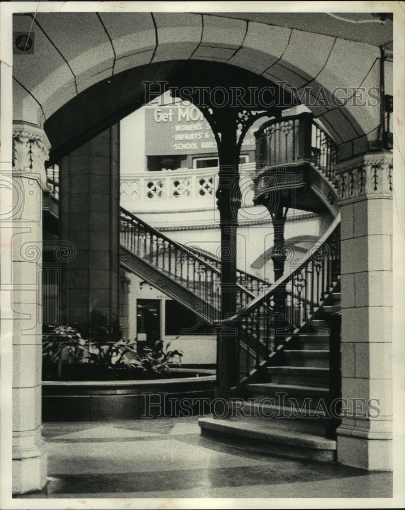 1950 Press Photo Stairways To The Arcade In Basement Of Plankinton Building- Historic Images