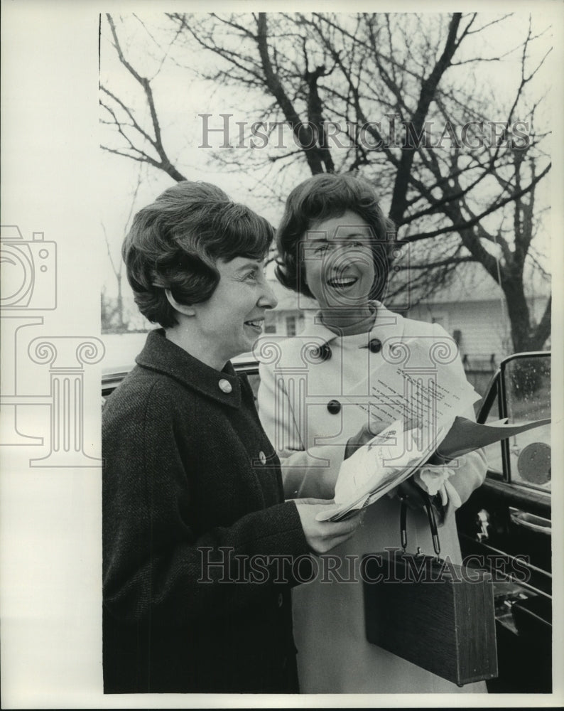 1968 Press Photo Mrs. Romney and Mrs. Peter Nelson visit Waukesha Wisconsin- Historic Images