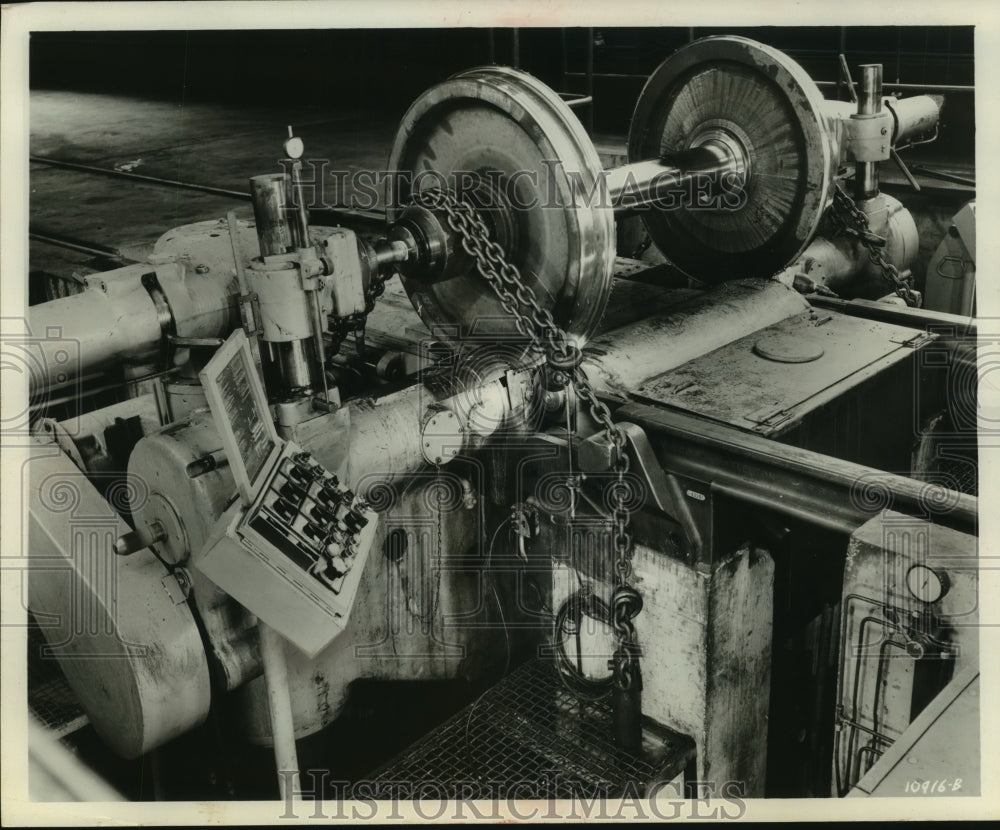 1966 Press Photo Nordberg Manufacturing machine to recondition train tires- Historic Images