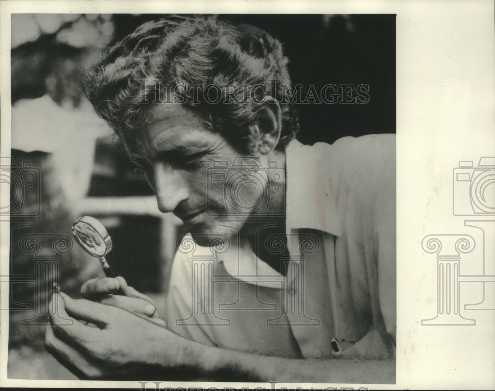 1974 Press Photo Treasure hunter Howard Jennings examined one of his finds