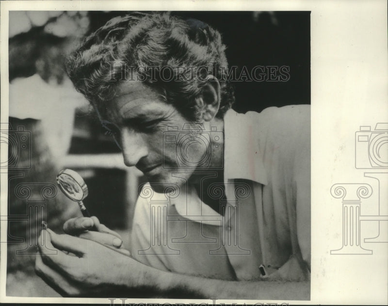 Load image into Gallery viewer, 1974 Press Photo Treasure hunter Howard Jennings examined one of his finds
