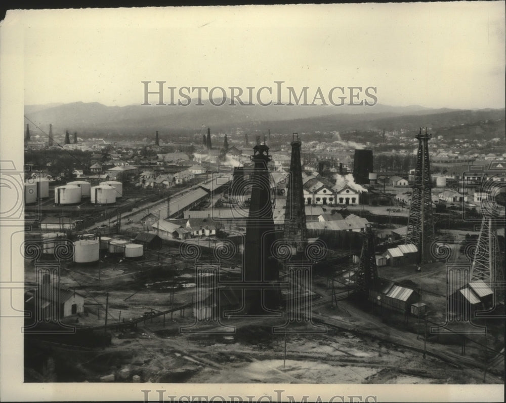 1940 Press Photo Romanian oil fields located in Prahova Valley - mjb88195- Historic Images